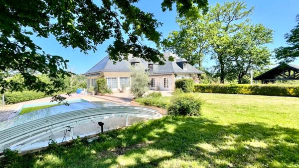 A 15 minutes de Tarbes, maison traditionnelle 10 pièces , 5 chambres, avec parc et piscine.