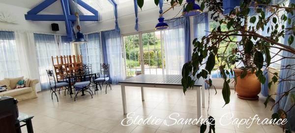 A 15 minutes de Tarbes, maison traditionnelle 10 pièces , 5 chambres, avec parc et piscine.