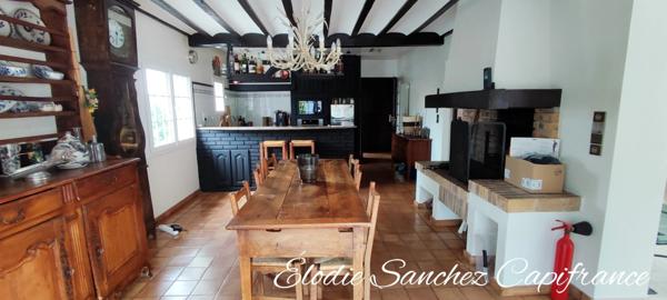 A 15 minutes de Tarbes, maison traditionnelle 10 pièces , 5 chambres, avec parc et piscine.