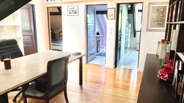 A 15 minutes de Tarbes, maison traditionnelle 10 pièces , 5 chambres, avec parc et piscine.