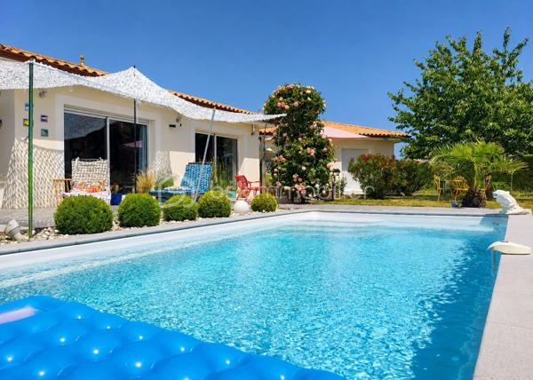 Et si votre prochaine maison était celle où vous n’auriez plus qu’à poser vos valises ?

Dans un environnement recherché aux portes de Bergerac, découvrez cette belle maison contemporaine de 151 m², construite en 2010, nichée sur un terrain clos et arboré de 1 745 m².

Dès l’entrée, vous serez séduits par une pièce de vie lumineuse et généreuse, ouverte sur le jardin et prolongée par une cuisine aménagée et équipée. Un espace chaleureux et convivial, idéal pour profiter des moments en famille ou entre amis.

Côté nuit, 3 chambres, une salle d’eau et un WC indépendant offrent un espace confortable et fonctionnel pour toute la famille.

Et dehors ? C’est le véritable coup de cœur !
Une terrasse de 55 m², une piscine au sel de 7 x 3,5 m, un jardin arboré et un coin potager composent un extérieur pensé pour profiter pleinement des beaux jours. Entièrement clos, avec portail motorisé et haies de deux mètres, le terrain offre calme, intimité et sécurité.

Pour les amateurs d’espace et de praticité : garage de 30 m², double carport de 47 m² et stationnement pour plusieurs véhicules.

Côté confort, tout est au rendez-vous : pompe à chaleur air/air gainable, fibre optique, alarme intérieure et extérieure et assainissement individuel Ecoflo. Le raccordement au tout-à-l’égout est également possible.

Une maison lumineuse, confortable et sans travaux, dans un cadre privilégié à quelques minutes de Bergerac.

Un bien comme celui-ci ne reste pas longtemps sur le marché… Venez la découvrir !
