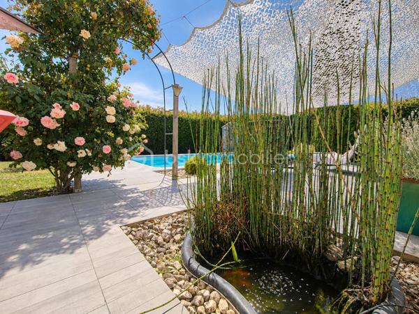 Et si votre prochaine maison était celle où vous n’auriez plus qu’à poser vos valises ?

Dans un environnement recherché aux portes de Bergerac, découvrez cette belle maison contemporaine de 151 m², construite en 2010, nichée sur un terrain clos et arboré de 1 745 m².

Dès l’entrée, vous serez séduits par une pièce de vie lumineuse et généreuse, ouverte sur le jardin et prolongée par une cuisine aménagée et équipée. Un espace chaleureux et convivial, idéal pour profiter des moments en famille ou entre amis.

Côté nuit, 3 chambres, une salle d’eau et un WC indépendant offrent un espace confortable et fonctionnel pour toute la famille.

Et dehors ? C’est le véritable coup de cœur !
Une terrasse de 55 m², une piscine au sel de 7 x 3,5 m, un jardin arboré et un coin potager composent un extérieur pensé pour profiter pleinement des beaux jours. Entièrement clos, avec portail motorisé et haies de deux mètres, le terrain offre calme, intimité et sécurité.

Pour les amateurs d’espace et de praticité : garage de 30 m², double carport de 47 m² et stationnement pour plusieurs véhicules.

Côté confort, tout est au rendez-vous : pompe à chaleur air/air gainable, fibre optique, alarme intérieure et extérieure et assainissement individuel Ecoflo. Le raccordement au tout-à-l’égout est également possible.

Une maison lumineuse, confortable et sans travaux, dans un cadre privilégié à quelques minutes de Bergerac.

Un bien comme celui-ci ne reste pas longtemps sur le marché… Venez la découvrir !