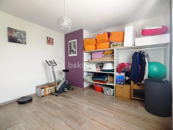Et si votre prochaine maison était celle où vous n’auriez plus qu’à poser vos valises ?

Dans un environnement recherché aux portes de Bergerac, découvrez cette belle maison contemporaine de 151 m², construite en 2010, nichée sur un terrain clos et arboré de 1 745 m².

Dès l’entrée, vous serez séduits par une pièce de vie lumineuse et généreuse, ouverte sur le jardin et prolongée par une cuisine aménagée et équipée. Un espace chaleureux et convivial, idéal pour profiter des moments en famille ou entre amis.

Côté nuit, 3 chambres, une salle d’eau et un WC indépendant offrent un espace confortable et fonctionnel pour toute la famille.

Et dehors ? C’est le véritable coup de cœur !
Une terrasse de 55 m², une piscine au sel de 7 x 3,5 m, un jardin arboré et un coin potager composent un extérieur pensé pour profiter pleinement des beaux jours. Entièrement clos, avec portail motorisé et haies de deux mètres, le terrain offre calme, intimité et sécurité.

Pour les amateurs d’espace et de praticité : garage de 30 m², double carport de 47 m² et stationnement pour plusieurs véhicules.

Côté confort, tout est au rendez-vous : pompe à chaleur air/air gainable, fibre optique, alarme intérieure et extérieure et assainissement individuel Ecoflo. Le raccordement au tout-à-l’égout est également possible.

Une maison lumineuse, confortable et sans travaux, dans un cadre privilégié à quelques minutes de Bergerac.

Un bien comme celui-ci ne reste pas longtemps sur le marché… Venez la découvrir !