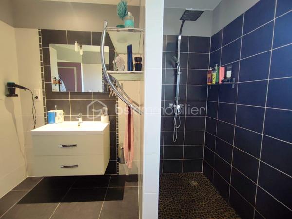 Et si votre prochaine maison était celle où vous n’auriez plus qu’à poser vos valises ?

Dans un environnement recherché aux portes de Bergerac, découvrez cette belle maison contemporaine de 151 m², construite en 2010, nichée sur un terrain clos et arboré de 1 745 m².

Dès l’entrée, vous serez séduits par une pièce de vie lumineuse et généreuse, ouverte sur le jardin et prolongée par une cuisine aménagée et équipée. Un espace chaleureux et convivial, idéal pour profiter des moments en famille ou entre amis.

Côté nuit, 3 chambres, une salle d’eau et un WC indépendant offrent un espace confortable et fonctionnel pour toute la famille.

Et dehors ? C’est le véritable coup de cœur !
Une terrasse de 55 m², une piscine au sel de 7 x 3,5 m, un jardin arboré et un coin potager composent un extérieur pensé pour profiter pleinement des beaux jours. Entièrement clos, avec portail motorisé et haies de deux mètres, le terrain offre calme, intimité et sécurité.

Pour les amateurs d’espace et de praticité : garage de 30 m², double carport de 47 m² et stationnement pour plusieurs véhicules.

Côté confort, tout est au rendez-vous : pompe à chaleur air/air gainable, fibre optique, alarme intérieure et extérieure et assainissement individuel Ecoflo. Le raccordement au tout-à-l’égout est également possible.

Une maison lumineuse, confortable et sans travaux, dans un cadre privilégié à quelques minutes de Bergerac.

Un bien comme celui-ci ne reste pas longtemps sur le marché… Venez la découvrir !