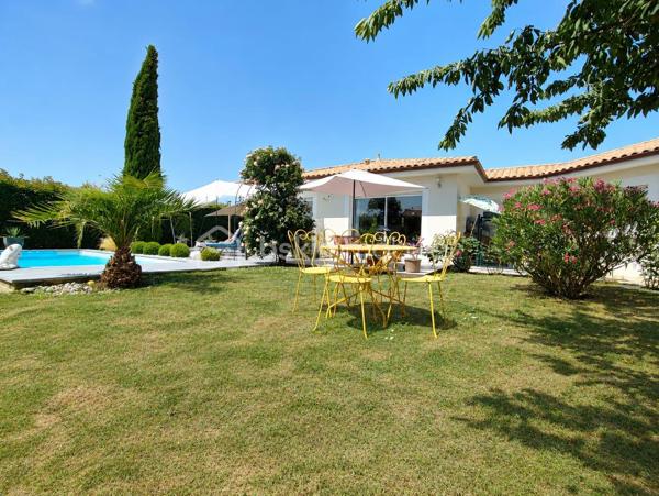 Et si votre prochaine maison était celle où vous n’auriez plus qu’à poser vos valises ?

Dans un environnement recherché aux portes de Bergerac, découvrez cette belle maison contemporaine de 151 m², construite en 2010, nichée sur un terrain clos et arboré de 1 745 m².

Dès l’entrée, vous serez séduits par une pièce de vie lumineuse et généreuse, ouverte sur le jardin et prolongée par une cuisine aménagée et équipée. Un espace chaleureux et convivial, idéal pour profiter des moments en famille ou entre amis.

Côté nuit, 3 chambres, une salle d’eau et un WC indépendant offrent un espace confortable et fonctionnel pour toute la famille.

Et dehors ? C’est le véritable coup de cœur !
Une terrasse de 55 m², une piscine au sel de 7 x 3,5 m, un jardin arboré et un coin potager composent un extérieur pensé pour profiter pleinement des beaux jours. Entièrement clos, avec portail motorisé et haies de deux mètres, le terrain offre calme, intimité et sécurité.

Pour les amateurs d’espace et de praticité : garage de 30 m², double carport de 47 m² et stationnement pour plusieurs véhicules.

Côté confort, tout est au rendez-vous : pompe à chaleur air/air gainable, fibre optique, alarme intérieure et extérieure et assainissement individuel Ecoflo. Le raccordement au tout-à-l’égout est également possible.

Une maison lumineuse, confortable et sans travaux, dans un cadre privilégié à quelques minutes de Bergerac.

Un bien comme celui-ci ne reste pas longtemps sur le marché… Venez la découvrir !