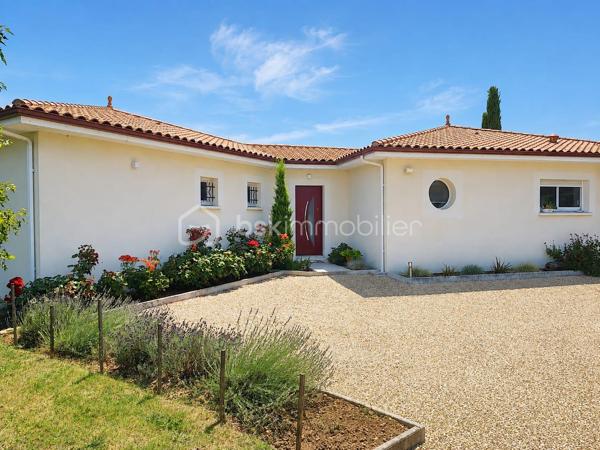 Et si votre prochaine maison était celle où vous n’auriez plus qu’à poser vos valises ?

Dans un environnement recherché aux portes de Bergerac, découvrez cette belle maison contemporaine de 151 m², construite en 2010, nichée sur un terrain clos et arboré de 1 745 m².

Dès l’entrée, vous serez séduits par une pièce de vie lumineuse et généreuse, ouverte sur le jardin et prolongée par une cuisine aménagée et équipée. Un espace chaleureux et convivial, idéal pour profiter des moments en famille ou entre amis.

Côté nuit, 3 chambres, une salle d’eau et un WC indépendant offrent un espace confortable et fonctionnel pour toute la famille.

Et dehors ? C’est le véritable coup de cœur !
Une terrasse de 55 m², une piscine au sel de 7 x 3,5 m, un jardin arboré et un coin potager composent un extérieur pensé pour profiter pleinement des beaux jours. Entièrement clos, avec portail motorisé et haies de deux mètres, le terrain offre calme, intimité et sécurité.

Pour les amateurs d’espace et de praticité : garage de 30 m², double carport de 47 m² et stationnement pour plusieurs véhicules.

Côté confort, tout est au rendez-vous : pompe à chaleur air/air gainable, fibre optique, alarme intérieure et extérieure et assainissement individuel Ecoflo. Le raccordement au tout-à-l’égout est également possible.

Une maison lumineuse, confortable et sans travaux, dans un cadre privilégié à quelques minutes de Bergerac.

Un bien comme celui-ci ne reste pas longtemps sur le marché… Venez la découvrir !