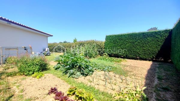 Et si votre prochaine maison était celle où vous n’auriez plus qu’à poser vos valises ?

Dans un environnement recherché aux portes de Bergerac, découvrez cette belle maison contemporaine de 151 m², construite en 2010, nichée sur un terrain clos et arboré de 1 745 m².

Dès l’entrée, vous serez séduits par une pièce de vie lumineuse et généreuse, ouverte sur le jardin et prolongée par une cuisine aménagée et équipée. Un espace chaleureux et convivial, idéal pour profiter des moments en famille ou entre amis.

Côté nuit, 3 chambres, une salle d’eau et un WC indépendant offrent un espace confortable et fonctionnel pour toute la famille.

Et dehors ? C’est le véritable coup de cœur !
Une terrasse de 55 m², une piscine au sel de 7 x 3,5 m, un jardin arboré et un coin potager composent un extérieur pensé pour profiter pleinement des beaux jours. Entièrement clos, avec portail motorisé et haies de deux mètres, le terrain offre calme, intimité et sécurité.

Pour les amateurs d’espace et de praticité : garage de 30 m², double carport de 47 m² et stationnement pour plusieurs véhicules.

Côté confort, tout est au rendez-vous : pompe à chaleur air/air gainable, fibre optique, alarme intérieure et extérieure et assainissement individuel Ecoflo. Le raccordement au tout-à-l’égout est également possible.

Une maison lumineuse, confortable et sans travaux, dans un cadre privilégié à quelques minutes de Bergerac.

Un bien comme celui-ci ne reste pas longtemps sur le marché… Venez la découvrir !