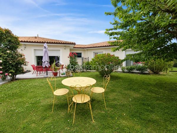 Et si votre prochaine maison était celle où vous n’auriez plus qu’à poser vos valises ?

Dans un environnement recherché aux portes de Bergerac, découvrez cette belle maison contemporaine de 151 m², construite en 2010, nichée sur un terrain clos et arboré de 1 745 m².

Dès l’entrée, vous serez séduits par une pièce de vie lumineuse et généreuse, ouverte sur le jardin et prolongée par une cuisine aménagée et équipée. Un espace chaleureux et convivial, idéal pour profiter des moments en famille ou entre amis.

Côté nuit, 3 chambres, une salle d’eau et un WC indépendant offrent un espace confortable et fonctionnel pour toute la famille.

Et dehors ? C’est le véritable coup de cœur !
Une terrasse de 55 m², une piscine au sel de 7 x 3,5 m, un jardin arboré et un coin potager composent un extérieur pensé pour profiter pleinement des beaux jours. Entièrement clos, avec portail motorisé et haies de deux mètres, le terrain offre calme, intimité et sécurité.

Pour les amateurs d’espace et de praticité : garage de 30 m², double carport de 47 m² et stationnement pour plusieurs véhicules.

Côté confort, tout est au rendez-vous : pompe à chaleur air/air gainable, fibre optique, alarme intérieure et extérieure et assainissement individuel Ecoflo. Le raccordement au tout-à-l’égout est également possible.

Une maison lumineuse, confortable et sans travaux, dans un cadre privilégié à quelques minutes de Bergerac.

Un bien comme celui-ci ne reste pas longtemps sur le marché… Venez la découvrir !