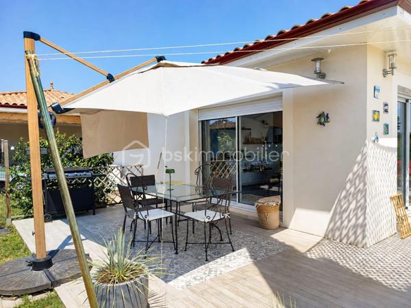 Et si votre prochaine maison était celle où vous n’auriez plus qu’à poser vos valises ?

Dans un environnement recherché aux portes de Bergerac, découvrez cette belle maison contemporaine de 151 m², construite en 2010, nichée sur un terrain clos et arboré de 1 745 m².

Dès l’entrée, vous serez séduits par une pièce de vie lumineuse et généreuse, ouverte sur le jardin et prolongée par une cuisine aménagée et équipée. Un espace chaleureux et convivial, idéal pour profiter des moments en famille ou entre amis.

Côté nuit, 3 chambres, une salle d’eau et un WC indépendant offrent un espace confortable et fonctionnel pour toute la famille.

Et dehors ? C’est le véritable coup de cœur !
Une terrasse de 55 m², une piscine au sel de 7 x 3,5 m, un jardin arboré et un coin potager composent un extérieur pensé pour profiter pleinement des beaux jours. Entièrement clos, avec portail motorisé et haies de deux mètres, le terrain offre calme, intimité et sécurité.

Pour les amateurs d’espace et de praticité : garage de 30 m², double carport de 47 m² et stationnement pour plusieurs véhicules.

Côté confort, tout est au rendez-vous : pompe à chaleur air/air gainable, fibre optique, alarme intérieure et extérieure et assainissement individuel Ecoflo. Le raccordement au tout-à-l’égout est également possible.

Une maison lumineuse, confortable et sans travaux, dans un cadre privilégié à quelques minutes de Bergerac.

Un bien comme celui-ci ne reste pas longtemps sur le marché… Venez la découvrir !