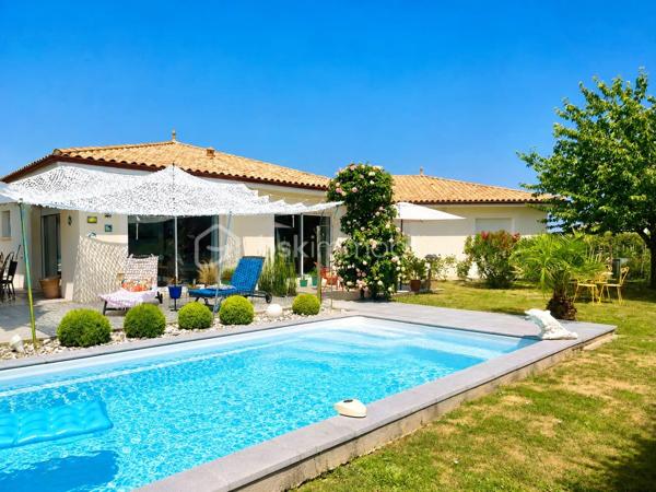 Et si votre prochaine maison était celle où vous n’auriez plus qu’à poser vos valises ?

Dans un environnement recherché aux portes de Bergerac, découvrez cette belle maison contemporaine de 151 m², construite en 2010, nichée sur un terrain clos et arboré de 1 745 m².

Dès l’entrée, vous serez séduits par une pièce de vie lumineuse et généreuse, ouverte sur le jardin et prolongée par une cuisine aménagée et équipée. Un espace chaleureux et convivial, idéal pour profiter des moments en famille ou entre amis.

Côté nuit, 3 chambres, une salle d’eau et un WC indépendant offrent un espace confortable et fonctionnel pour toute la famille.

Et dehors ? C’est le véritable coup de cœur !
Une terrasse de 55 m², une piscine au sel de 7 x 3,5 m, un jardin arboré et un coin potager composent un extérieur pensé pour profiter pleinement des beaux jours. Entièrement clos, avec portail motorisé et haies de deux mètres, le terrain offre calme, intimité et sécurité.

Pour les amateurs d’espace et de praticité : garage de 30 m², double carport de 47 m² et stationnement pour plusieurs véhicules.

Côté confort, tout est au rendez-vous : pompe à chaleur air/air gainable, fibre optique, alarme intérieure et extérieure et assainissement individuel Ecoflo. Le raccordement au tout-à-l’égout est également possible.

Une maison lumineuse, confortable et sans travaux, dans un cadre privilégié à quelques minutes de Bergerac.

Un bien comme celui-ci ne reste pas longtemps sur le marché… Venez la découvrir !