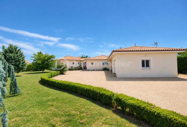 Et si votre prochaine maison était celle où vous n’auriez plus qu’à poser vos valises ?

Dans un environnement recherché aux portes de Bergerac, découvrez cette belle maison contemporaine de 151 m², construite en 2010, nichée sur un terrain clos et arboré de 1 745 m².

Dès l’entrée, vous serez séduits par une pièce de vie lumineuse et généreuse, ouverte sur le jardin et prolongée par une cuisine aménagée et équipée. Un espace chaleureux et convivial, idéal pour profiter des moments en famille ou entre amis.

Côté nuit, 3 chambres, une salle d’eau et un WC indépendant offrent un espace confortable et fonctionnel pour toute la famille.

Et dehors ? C’est le véritable coup de cœur !
Une terrasse de 55 m², une piscine au sel de 7 x 3,5 m, un jardin arboré et un coin potager composent un extérieur pensé pour profiter pleinement des beaux jours. Entièrement clos, avec portail motorisé et haies de deux mètres, le terrain offre calme, intimité et sécurité.

Pour les amateurs d’espace et de praticité : garage de 30 m², double carport de 47 m² et stationnement pour plusieurs véhicules.

Côté confort, tout est au rendez-vous : pompe à chaleur air/air gainable, fibre optique, alarme intérieure et extérieure et assainissement individuel Ecoflo. Le raccordement au tout-à-l’égout est également possible.

Une maison lumineuse, confortable et sans travaux, dans un cadre privilégié à quelques minutes de Bergerac.

Un bien comme celui-ci ne reste pas longtemps sur le marché… Venez la découvrir !