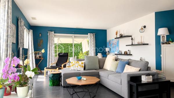 Et si votre prochaine maison était celle où vous n’auriez plus qu’à poser vos valises ?

Dans un environnement recherché aux portes de Bergerac, découvrez cette belle maison contemporaine de 151 m², construite en 2010, nichée sur un terrain clos et arboré de 1 745 m².

Dès l’entrée, vous serez séduits par une pièce de vie lumineuse et généreuse, ouverte sur le jardin et prolongée par une cuisine aménagée et équipée. Un espace chaleureux et convivial, idéal pour profiter des moments en famille ou entre amis.

Côté nuit, 3 chambres, une salle d’eau et un WC indépendant offrent un espace confortable et fonctionnel pour toute la famille.

Et dehors ? C’est le véritable coup de cœur !
Une terrasse de 55 m², une piscine au sel de 7 x 3,5 m, un jardin arboré et un coin potager composent un extérieur pensé pour profiter pleinement des beaux jours. Entièrement clos, avec portail motorisé et haies de deux mètres, le terrain offre calme, intimité et sécurité.

Pour les amateurs d’espace et de praticité : garage de 30 m², double carport de 47 m² et stationnement pour plusieurs véhicules.

Côté confort, tout est au rendez-vous : pompe à chaleur air/air gainable, fibre optique, alarme intérieure et extérieure et assainissement individuel Ecoflo. Le raccordement au tout-à-l’égout est également possible.

Une maison lumineuse, confortable et sans travaux, dans un cadre privilégié à quelques minutes de Bergerac.

Un bien comme celui-ci ne reste pas longtemps sur le marché… Venez la découvrir !