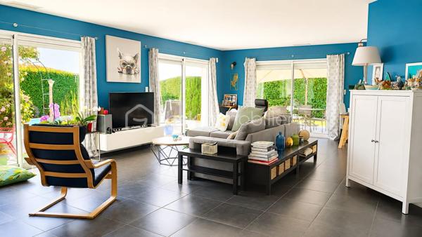 Et si votre prochaine maison était celle où vous n’auriez plus qu’à poser vos valises ?

Dans un environnement recherché aux portes de Bergerac, découvrez cette belle maison contemporaine de 151 m², construite en 2010, nichée sur un terrain clos et arboré de 1 745 m².

Dès l’entrée, vous serez séduits par une pièce de vie lumineuse et généreuse, ouverte sur le jardin et prolongée par une cuisine aménagée et équipée. Un espace chaleureux et convivial, idéal pour profiter des moments en famille ou entre amis.

Côté nuit, 3 chambres, une salle d’eau et un WC indépendant offrent un espace confortable et fonctionnel pour toute la famille.

Et dehors ? C’est le véritable coup de cœur !
Une terrasse de 55 m², une piscine au sel de 7 x 3,5 m, un jardin arboré et un coin potager composent un extérieur pensé pour profiter pleinement des beaux jours. Entièrement clos, avec portail motorisé et haies de deux mètres, le terrain offre calme, intimité et sécurité.

Pour les amateurs d’espace et de praticité : garage de 30 m², double carport de 47 m² et stationnement pour plusieurs véhicules.

Côté confort, tout est au rendez-vous : pompe à chaleur air/air gainable, fibre optique, alarme intérieure et extérieure et assainissement individuel Ecoflo. Le raccordement au tout-à-l’égout est également possible.

Une maison lumineuse, confortable et sans travaux, dans un cadre privilégié à quelques minutes de Bergerac.

Un bien comme celui-ci ne reste pas longtemps sur le marché… Venez la découvrir !