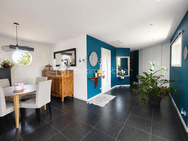 Et si votre prochaine maison était celle où vous n’auriez plus qu’à poser vos valises ?

Dans un environnement recherché aux portes de Bergerac, découvrez cette belle maison contemporaine de 151 m², construite en 2010, nichée sur un terrain clos et arboré de 1 745 m².

Dès l’entrée, vous serez séduits par une pièce de vie lumineuse et généreuse, ouverte sur le jardin et prolongée par une cuisine aménagée et équipée. Un espace chaleureux et convivial, idéal pour profiter des moments en famille ou entre amis.

Côté nuit, 3 chambres, une salle d’eau et un WC indépendant offrent un espace confortable et fonctionnel pour toute la famille.

Et dehors ? C’est le véritable coup de cœur !
Une terrasse de 55 m², une piscine au sel de 7 x 3,5 m, un jardin arboré et un coin potager composent un extérieur pensé pour profiter pleinement des beaux jours. Entièrement clos, avec portail motorisé et haies de deux mètres, le terrain offre calme, intimité et sécurité.

Pour les amateurs d’espace et de praticité : garage de 30 m², double carport de 47 m² et stationnement pour plusieurs véhicules.

Côté confort, tout est au rendez-vous : pompe à chaleur air/air gainable, fibre optique, alarme intérieure et extérieure et assainissement individuel Ecoflo. Le raccordement au tout-à-l’égout est également possible.

Une maison lumineuse, confortable et sans travaux, dans un cadre privilégié à quelques minutes de Bergerac.

Un bien comme celui-ci ne reste pas longtemps sur le marché… Venez la découvrir !