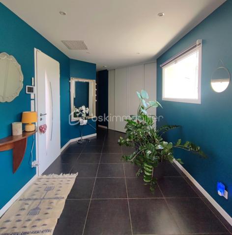 Et si votre prochaine maison était celle où vous n’auriez plus qu’à poser vos valises ?

Dans un environnement recherché aux portes de Bergerac, découvrez cette belle maison contemporaine de 151 m², construite en 2010, nichée sur un terrain clos et arboré de 1 745 m².

Dès l’entrée, vous serez séduits par une pièce de vie lumineuse et généreuse, ouverte sur le jardin et prolongée par une cuisine aménagée et équipée. Un espace chaleureux et convivial, idéal pour profiter des moments en famille ou entre amis.

Côté nuit, 3 chambres, une salle d’eau et un WC indépendant offrent un espace confortable et fonctionnel pour toute la famille.

Et dehors ? C’est le véritable coup de cœur !
Une terrasse de 55 m², une piscine au sel de 7 x 3,5 m, un jardin arboré et un coin potager composent un extérieur pensé pour profiter pleinement des beaux jours. Entièrement clos, avec portail motorisé et haies de deux mètres, le terrain offre calme, intimité et sécurité.

Pour les amateurs d’espace et de praticité : garage de 30 m², double carport de 47 m² et stationnement pour plusieurs véhicules.

Côté confort, tout est au rendez-vous : pompe à chaleur air/air gainable, fibre optique, alarme intérieure et extérieure et assainissement individuel Ecoflo. Le raccordement au tout-à-l’égout est également possible.

Une maison lumineuse, confortable et sans travaux, dans un cadre privilégié à quelques minutes de Bergerac.

Un bien comme celui-ci ne reste pas longtemps sur le marché… Venez la découvrir !
