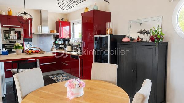 Et si votre prochaine maison était celle où vous n’auriez plus qu’à poser vos valises ?

Dans un environnement recherché aux portes de Bergerac, découvrez cette belle maison contemporaine de 151 m², construite en 2010, nichée sur un terrain clos et arboré de 1 745 m².

Dès l’entrée, vous serez séduits par une pièce de vie lumineuse et généreuse, ouverte sur le jardin et prolongée par une cuisine aménagée et équipée. Un espace chaleureux et convivial, idéal pour profiter des moments en famille ou entre amis.

Côté nuit, 3 chambres, une salle d’eau et un WC indépendant offrent un espace confortable et fonctionnel pour toute la famille.

Et dehors ? C’est le véritable coup de cœur !
Une terrasse de 55 m², une piscine au sel de 7 x 3,5 m, un jardin arboré et un coin potager composent un extérieur pensé pour profiter pleinement des beaux jours. Entièrement clos, avec portail motorisé et haies de deux mètres, le terrain offre calme, intimité et sécurité.

Pour les amateurs d’espace et de praticité : garage de 30 m², double carport de 47 m² et stationnement pour plusieurs véhicules.

Côté confort, tout est au rendez-vous : pompe à chaleur air/air gainable, fibre optique, alarme intérieure et extérieure et assainissement individuel Ecoflo. Le raccordement au tout-à-l’égout est également possible.

Une maison lumineuse, confortable et sans travaux, dans un cadre privilégié à quelques minutes de Bergerac.

Un bien comme celui-ci ne reste pas longtemps sur le marché… Venez la découvrir !