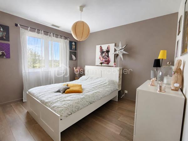 Et si votre prochaine maison était celle où vous n’auriez plus qu’à poser vos valises ?

Dans un environnement recherché aux portes de Bergerac, découvrez cette belle maison contemporaine de 151 m², construite en 2010, nichée sur un terrain clos et arboré de 1 745 m².

Dès l’entrée, vous serez séduits par une pièce de vie lumineuse et généreuse, ouverte sur le jardin et prolongée par une cuisine aménagée et équipée. Un espace chaleureux et convivial, idéal pour profiter des moments en famille ou entre amis.

Côté nuit, 3 chambres, une salle d’eau et un WC indépendant offrent un espace confortable et fonctionnel pour toute la famille.

Et dehors ? C’est le véritable coup de cœur !
Une terrasse de 55 m², une piscine au sel de 7 x 3,5 m, un jardin arboré et un coin potager composent un extérieur pensé pour profiter pleinement des beaux jours. Entièrement clos, avec portail motorisé et haies de deux mètres, le terrain offre calme, intimité et sécurité.

Pour les amateurs d’espace et de praticité : garage de 30 m², double carport de 47 m² et stationnement pour plusieurs véhicules.

Côté confort, tout est au rendez-vous : pompe à chaleur air/air gainable, fibre optique, alarme intérieure et extérieure et assainissement individuel Ecoflo. Le raccordement au tout-à-l’égout est également possible.

Une maison lumineuse, confortable et sans travaux, dans un cadre privilégié à quelques minutes de Bergerac.

Un bien comme celui-ci ne reste pas longtemps sur le marché… Venez la découvrir !