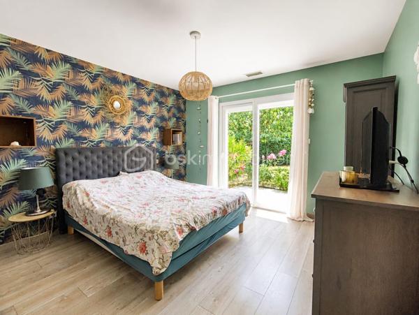 Et si votre prochaine maison était celle où vous n’auriez plus qu’à poser vos valises ?

Dans un environnement recherché aux portes de Bergerac, découvrez cette belle maison contemporaine de 151 m², construite en 2010, nichée sur un terrain clos et arboré de 1 745 m².

Dès l’entrée, vous serez séduits par une pièce de vie lumineuse et généreuse, ouverte sur le jardin et prolongée par une cuisine aménagée et équipée. Un espace chaleureux et convivial, idéal pour profiter des moments en famille ou entre amis.

Côté nuit, 3 chambres, une salle d’eau et un WC indépendant offrent un espace confortable et fonctionnel pour toute la famille.

Et dehors ? C’est le véritable coup de cœur !
Une terrasse de 55 m², une piscine au sel de 7 x 3,5 m, un jardin arboré et un coin potager composent un extérieur pensé pour profiter pleinement des beaux jours. Entièrement clos, avec portail motorisé et haies de deux mètres, le terrain offre calme, intimité et sécurité.

Pour les amateurs d’espace et de praticité : garage de 30 m², double carport de 47 m² et stationnement pour plusieurs véhicules.

Côté confort, tout est au rendez-vous : pompe à chaleur air/air gainable, fibre optique, alarme intérieure et extérieure et assainissement individuel Ecoflo. Le raccordement au tout-à-l’égout est également possible.

Une maison lumineuse, confortable et sans travaux, dans un cadre privilégié à quelques minutes de Bergerac.

Un bien comme celui-ci ne reste pas longtemps sur le marché… Venez la découvrir !