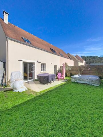 Charmante maison familiale de 95 m² à Saclas, à seulement 15 minutes d’Étampes

Située au cœur de la commune recherchée de Saclas, à proximité immédiate des commerces, écoles et commodités, cette agréable maison de 95,11 m² saura séduire les familles en quête de confort, de fonctionnalité et de qualité de vie.

Dès l'entrée, vous découvrirez un intérieur lumineux et parfaitement entretenu, où chaque espace a été pensé pour offrir bien-être et convivialité.

Au rez-de-chaussée, une entrée avec placards dessert une belle pièce de vie traversante baignée de lumière naturelle. Son poêle à bois apporte une atmosphère chaleureuse et cocooning, idéale pour les soirées d'hiver. La cuisine indépendante, entièrement aménagée et équipée, offre un accès direct à la terrasse et s'accompagne d'un cellier/buanderie très pratique. Un WC indépendant complète ce niveau.

À l'étage, un palier distribue quatre chambres lumineuses ainsi qu'une élégante salle d'eau rénovée avec WC, ne nécessitant aucun travaux.

Construite avec des matériaux de qualité, cette maison bénéficie d'excellentes performances énergétiques et d'un confort optimal grâce à ses menuiseries performantes, son isolation soignée et son système de chauffage économique.

À l'extérieur, vous profiterez d'une agréable terrasse exposée plein sud, parfaite pour les repas en famille ou entre amis, ainsi que d'un jardin clos facile d'entretien. Un abri de jardin et une place de stationnement privative viennent compléter l'ensemble, avec la possibilité de stationner un second véhicule devant la maison.

Les atouts qui font la différence :

* Excellent classement énergétique (DPE C)
* Pompe à chaleur récente
* Poêle à bois
* Double vitrage
* Fibre optique
* Tout-à-l'égout
* Faible taxe foncière
* Maison parfaitement entretenue, aucun gros travaux à prévoir

Une belle opportunité pour ceux qui recherchent un cadre de vie agréable, au calme, tout en restant proche des principaux axes et des commodités.

À visiter sans tarder !