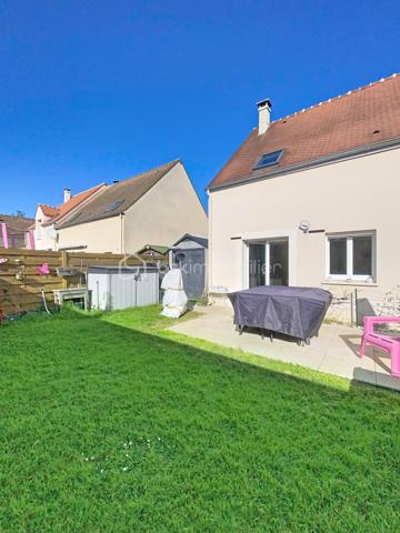 Charmante maison familiale de 95 m² à Saclas, à seulement 15 minutes d’Étampes

Située au cœur de la commune recherchée de Saclas, à proximité immédiate des commerces, écoles et commodités, cette agréable maison de 95,11 m² saura séduire les familles en quête de confort, de fonctionnalité et de qualité de vie.

Dès l'entrée, vous découvrirez un intérieur lumineux et parfaitement entretenu, où chaque espace a été pensé pour offrir bien-être et convivialité.

Au rez-de-chaussée, une entrée avec placards dessert une belle pièce de vie traversante baignée de lumière naturelle. Son poêle à bois apporte une atmosphère chaleureuse et cocooning, idéale pour les soirées d'hiver. La cuisine indépendante, entièrement aménagée et équipée, offre un accès direct à la terrasse et s'accompagne d'un cellier/buanderie très pratique. Un WC indépendant complète ce niveau.

À l'étage, un palier distribue quatre chambres lumineuses ainsi qu'une élégante salle d'eau rénovée avec WC, ne nécessitant aucun travaux.

Construite avec des matériaux de qualité, cette maison bénéficie d'excellentes performances énergétiques et d'un confort optimal grâce à ses menuiseries performantes, son isolation soignée et son système de chauffage économique.

À l'extérieur, vous profiterez d'une agréable terrasse exposée plein sud, parfaite pour les repas en famille ou entre amis, ainsi que d'un jardin clos facile d'entretien. Un abri de jardin et une place de stationnement privative viennent compléter l'ensemble, avec la possibilité de stationner un second véhicule devant la maison.

Les atouts qui font la différence :

* Excellent classement énergétique (DPE C)
* Pompe à chaleur récente
* Poêle à bois
* Double vitrage
* Fibre optique
* Tout-à-l'égout
* Faible taxe foncière
* Maison parfaitement entretenue, aucun gros travaux à prévoir

Une belle opportunité pour ceux qui recherchent un cadre de vie agréable, au calme, tout en restant proche des principaux axes et des commodités.

À visiter sans tarder !
