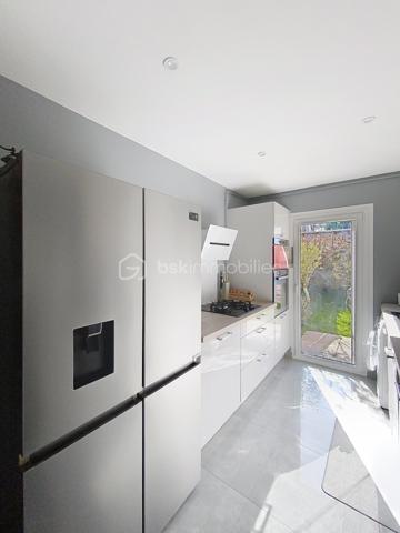Charmante maison familiale de 95 m² à Saclas, à seulement 15 minutes d’Étampes

Située au cœur de la commune recherchée de Saclas, à proximité immédiate des commerces, écoles et commodités, cette agréable maison de 95,11 m² saura séduire les familles en quête de confort, de fonctionnalité et de qualité de vie.

Dès l'entrée, vous découvrirez un intérieur lumineux et parfaitement entretenu, où chaque espace a été pensé pour offrir bien-être et convivialité.

Au rez-de-chaussée, une entrée avec placards dessert une belle pièce de vie traversante baignée de lumière naturelle. Son poêle à bois apporte une atmosphère chaleureuse et cocooning, idéale pour les soirées d'hiver. La cuisine indépendante, entièrement aménagée et équipée, offre un accès direct à la terrasse et s'accompagne d'un cellier/buanderie très pratique. Un WC indépendant complète ce niveau.

À l'étage, un palier distribue quatre chambres lumineuses ainsi qu'une élégante salle d'eau rénovée avec WC, ne nécessitant aucun travaux.

Construite avec des matériaux de qualité, cette maison bénéficie d'excellentes performances énergétiques et d'un confort optimal grâce à ses menuiseries performantes, son isolation soignée et son système de chauffage économique.

À l'extérieur, vous profiterez d'une agréable terrasse exposée plein sud, parfaite pour les repas en famille ou entre amis, ainsi que d'un jardin clos facile d'entretien. Un abri de jardin et une place de stationnement privative viennent compléter l'ensemble, avec la possibilité de stationner un second véhicule devant la maison.

Les atouts qui font la différence :

* Excellent classement énergétique (DPE C)
* Pompe à chaleur récente
* Poêle à bois
* Double vitrage
* Fibre optique
* Tout-à-l'égout
* Faible taxe foncière
* Maison parfaitement entretenue, aucun gros travaux à prévoir

Une belle opportunité pour ceux qui recherchent un cadre de vie agréable, au calme, tout en restant proche des principaux axes et des commodités.

À visiter sans tarder !