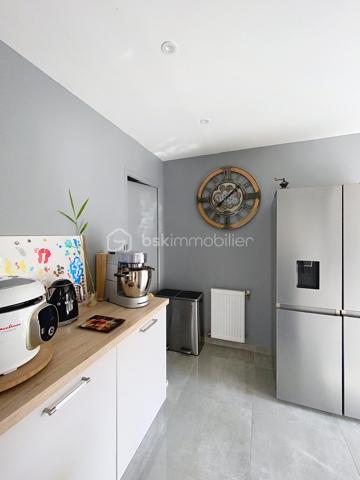 Charmante maison familiale de 95 m² à Saclas, à seulement 15 minutes d’Étampes

Située au cœur de la commune recherchée de Saclas, à proximité immédiate des commerces, écoles et commodités, cette agréable maison de 95,11 m² saura séduire les familles en quête de confort, de fonctionnalité et de qualité de vie.

Dès l'entrée, vous découvrirez un intérieur lumineux et parfaitement entretenu, où chaque espace a été pensé pour offrir bien-être et convivialité.

Au rez-de-chaussée, une entrée avec placards dessert une belle pièce de vie traversante baignée de lumière naturelle. Son poêle à bois apporte une atmosphère chaleureuse et cocooning, idéale pour les soirées d'hiver. La cuisine indépendante, entièrement aménagée et équipée, offre un accès direct à la terrasse et s'accompagne d'un cellier/buanderie très pratique. Un WC indépendant complète ce niveau.

À l'étage, un palier distribue quatre chambres lumineuses ainsi qu'une élégante salle d'eau rénovée avec WC, ne nécessitant aucun travaux.

Construite avec des matériaux de qualité, cette maison bénéficie d'excellentes performances énergétiques et d'un confort optimal grâce à ses menuiseries performantes, son isolation soignée et son système de chauffage économique.

À l'extérieur, vous profiterez d'une agréable terrasse exposée plein sud, parfaite pour les repas en famille ou entre amis, ainsi que d'un jardin clos facile d'entretien. Un abri de jardin et une place de stationnement privative viennent compléter l'ensemble, avec la possibilité de stationner un second véhicule devant la maison.

Les atouts qui font la différence :

* Excellent classement énergétique (DPE C)
* Pompe à chaleur récente
* Poêle à bois
* Double vitrage
* Fibre optique
* Tout-à-l'égout
* Faible taxe foncière
* Maison parfaitement entretenue, aucun gros travaux à prévoir

Une belle opportunité pour ceux qui recherchent un cadre de vie agréable, au calme, tout en restant proche des principaux axes et des commodités.

À visiter sans tarder !