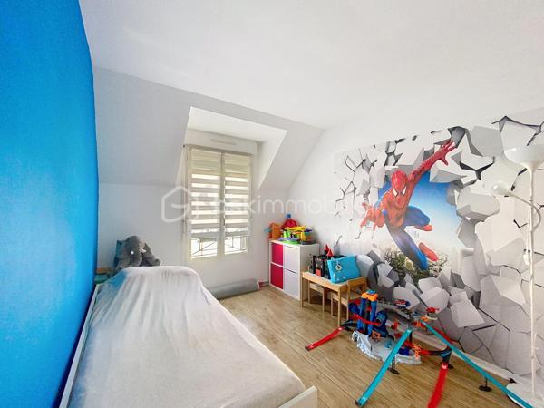 Charmante maison familiale de 95 m² à Saclas, à seulement 15 minutes d’Étampes

Située au cœur de la commune recherchée de Saclas, à proximité immédiate des commerces, écoles et commodités, cette agréable maison de 95,11 m² saura séduire les familles en quête de confort, de fonctionnalité et de qualité de vie.

Dès l'entrée, vous découvrirez un intérieur lumineux et parfaitement entretenu, où chaque espace a été pensé pour offrir bien-être et convivialité.

Au rez-de-chaussée, une entrée avec placards dessert une belle pièce de vie traversante baignée de lumière naturelle. Son poêle à bois apporte une atmosphère chaleureuse et cocooning, idéale pour les soirées d'hiver. La cuisine indépendante, entièrement aménagée et équipée, offre un accès direct à la terrasse et s'accompagne d'un cellier/buanderie très pratique. Un WC indépendant complète ce niveau.

À l'étage, un palier distribue quatre chambres lumineuses ainsi qu'une élégante salle d'eau rénovée avec WC, ne nécessitant aucun travaux.

Construite avec des matériaux de qualité, cette maison bénéficie d'excellentes performances énergétiques et d'un confort optimal grâce à ses menuiseries performantes, son isolation soignée et son système de chauffage économique.

À l'extérieur, vous profiterez d'une agréable terrasse exposée plein sud, parfaite pour les repas en famille ou entre amis, ainsi que d'un jardin clos facile d'entretien. Un abri de jardin et une place de stationnement privative viennent compléter l'ensemble, avec la possibilité de stationner un second véhicule devant la maison.

Les atouts qui font la différence :

* Excellent classement énergétique (DPE C)
* Pompe à chaleur récente
* Poêle à bois
* Double vitrage
* Fibre optique
* Tout-à-l'égout
* Faible taxe foncière
* Maison parfaitement entretenue, aucun gros travaux à prévoir

Une belle opportunité pour ceux qui recherchent un cadre de vie agréable, au calme, tout en restant proche des principaux axes et des commodités.

À visiter sans tarder !