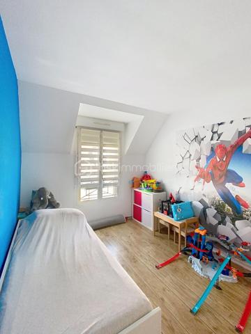 Charmante maison familiale de 95 m² à Saclas, à seulement 15 minutes d’Étampes

Située au cœur de la commune recherchée de Saclas, à proximité immédiate des commerces, écoles et commodités, cette agréable maison de 95,11 m² saura séduire les familles en quête de confort, de fonctionnalité et de qualité de vie.

Dès l'entrée, vous découvrirez un intérieur lumineux et parfaitement entretenu, où chaque espace a été pensé pour offrir bien-être et convivialité.

Au rez-de-chaussée, une entrée avec placards dessert une belle pièce de vie traversante baignée de lumière naturelle. Son poêle à bois apporte une atmosphère chaleureuse et cocooning, idéale pour les soirées d'hiver. La cuisine indépendante, entièrement aménagée et équipée, offre un accès direct à la terrasse et s'accompagne d'un cellier/buanderie très pratique. Un WC indépendant complète ce niveau.

À l'étage, un palier distribue quatre chambres lumineuses ainsi qu'une élégante salle d'eau rénovée avec WC, ne nécessitant aucun travaux.

Construite avec des matériaux de qualité, cette maison bénéficie d'excellentes performances énergétiques et d'un confort optimal grâce à ses menuiseries performantes, son isolation soignée et son système de chauffage économique.

À l'extérieur, vous profiterez d'une agréable terrasse exposée plein sud, parfaite pour les repas en famille ou entre amis, ainsi que d'un jardin clos facile d'entretien. Un abri de jardin et une place de stationnement privative viennent compléter l'ensemble, avec la possibilité de stationner un second véhicule devant la maison.

Les atouts qui font la différence :

* Excellent classement énergétique (DPE C)
* Pompe à chaleur récente
* Poêle à bois
* Double vitrage
* Fibre optique
* Tout-à-l'égout
* Faible taxe foncière
* Maison parfaitement entretenue, aucun gros travaux à prévoir

Une belle opportunité pour ceux qui recherchent un cadre de vie agréable, au calme, tout en restant proche des principaux axes et des commodités.

À visiter sans tarder !