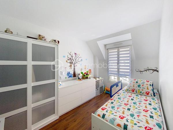 Charmante maison familiale de 95 m² à Saclas, à seulement 15 minutes d’Étampes

Située au cœur de la commune recherchée de Saclas, à proximité immédiate des commerces, écoles et commodités, cette agréable maison de 95,11 m² saura séduire les familles en quête de confort, de fonctionnalité et de qualité de vie.

Dès l'entrée, vous découvrirez un intérieur lumineux et parfaitement entretenu, où chaque espace a été pensé pour offrir bien-être et convivialité.

Au rez-de-chaussée, une entrée avec placards dessert une belle pièce de vie traversante baignée de lumière naturelle. Son poêle à bois apporte une atmosphère chaleureuse et cocooning, idéale pour les soirées d'hiver. La cuisine indépendante, entièrement aménagée et équipée, offre un accès direct à la terrasse et s'accompagne d'un cellier/buanderie très pratique. Un WC indépendant complète ce niveau.

À l'étage, un palier distribue quatre chambres lumineuses ainsi qu'une élégante salle d'eau rénovée avec WC, ne nécessitant aucun travaux.

Construite avec des matériaux de qualité, cette maison bénéficie d'excellentes performances énergétiques et d'un confort optimal grâce à ses menuiseries performantes, son isolation soignée et son système de chauffage économique.

À l'extérieur, vous profiterez d'une agréable terrasse exposée plein sud, parfaite pour les repas en famille ou entre amis, ainsi que d'un jardin clos facile d'entretien. Un abri de jardin et une place de stationnement privative viennent compléter l'ensemble, avec la possibilité de stationner un second véhicule devant la maison.

Les atouts qui font la différence :

* Excellent classement énergétique (DPE C)
* Pompe à chaleur récente
* Poêle à bois
* Double vitrage
* Fibre optique
* Tout-à-l'égout
* Faible taxe foncière
* Maison parfaitement entretenue, aucun gros travaux à prévoir

Une belle opportunité pour ceux qui recherchent un cadre de vie agréable, au calme, tout en restant proche des principaux axes et des commodités.

À visiter sans tarder !