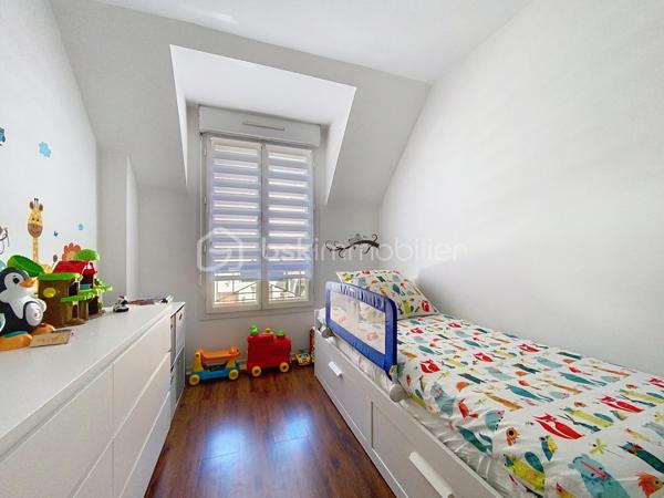 Charmante maison familiale de 95 m² à Saclas, à seulement 15 minutes d’Étampes

Située au cœur de la commune recherchée de Saclas, à proximité immédiate des commerces, écoles et commodités, cette agréable maison de 95,11 m² saura séduire les familles en quête de confort, de fonctionnalité et de qualité de vie.

Dès l'entrée, vous découvrirez un intérieur lumineux et parfaitement entretenu, où chaque espace a été pensé pour offrir bien-être et convivialité.

Au rez-de-chaussée, une entrée avec placards dessert une belle pièce de vie traversante baignée de lumière naturelle. Son poêle à bois apporte une atmosphère chaleureuse et cocooning, idéale pour les soirées d'hiver. La cuisine indépendante, entièrement aménagée et équipée, offre un accès direct à la terrasse et s'accompagne d'un cellier/buanderie très pratique. Un WC indépendant complète ce niveau.

À l'étage, un palier distribue quatre chambres lumineuses ainsi qu'une élégante salle d'eau rénovée avec WC, ne nécessitant aucun travaux.

Construite avec des matériaux de qualité, cette maison bénéficie d'excellentes performances énergétiques et d'un confort optimal grâce à ses menuiseries performantes, son isolation soignée et son système de chauffage économique.

À l'extérieur, vous profiterez d'une agréable terrasse exposée plein sud, parfaite pour les repas en famille ou entre amis, ainsi que d'un jardin clos facile d'entretien. Un abri de jardin et une place de stationnement privative viennent compléter l'ensemble, avec la possibilité de stationner un second véhicule devant la maison.

Les atouts qui font la différence :

* Excellent classement énergétique (DPE C)
* Pompe à chaleur récente
* Poêle à bois
* Double vitrage
* Fibre optique
* Tout-à-l'égout
* Faible taxe foncière
* Maison parfaitement entretenue, aucun gros travaux à prévoir

Une belle opportunité pour ceux qui recherchent un cadre de vie agréable, au calme, tout en restant proche des principaux axes et des commodités.

À visiter sans tarder !