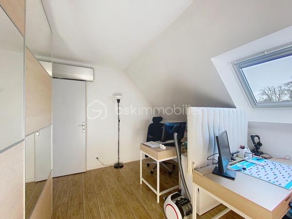 Charmante maison familiale de 95 m² à Saclas, à seulement 15 minutes d’Étampes

Située au cœur de la commune recherchée de Saclas, à proximité immédiate des commerces, écoles et commodités, cette agréable maison de 95,11 m² saura séduire les familles en quête de confort, de fonctionnalité et de qualité de vie.

Dès l'entrée, vous découvrirez un intérieur lumineux et parfaitement entretenu, où chaque espace a été pensé pour offrir bien-être et convivialité.

Au rez-de-chaussée, une entrée avec placards dessert une belle pièce de vie traversante baignée de lumière naturelle. Son poêle à bois apporte une atmosphère chaleureuse et cocooning, idéale pour les soirées d'hiver. La cuisine indépendante, entièrement aménagée et équipée, offre un accès direct à la terrasse et s'accompagne d'un cellier/buanderie très pratique. Un WC indépendant complète ce niveau.

À l'étage, un palier distribue quatre chambres lumineuses ainsi qu'une élégante salle d'eau rénovée avec WC, ne nécessitant aucun travaux.

Construite avec des matériaux de qualité, cette maison bénéficie d'excellentes performances énergétiques et d'un confort optimal grâce à ses menuiseries performantes, son isolation soignée et son système de chauffage économique.

À l'extérieur, vous profiterez d'une agréable terrasse exposée plein sud, parfaite pour les repas en famille ou entre amis, ainsi que d'un jardin clos facile d'entretien. Un abri de jardin et une place de stationnement privative viennent compléter l'ensemble, avec la possibilité de stationner un second véhicule devant la maison.

Les atouts qui font la différence :

* Excellent classement énergétique (DPE C)
* Pompe à chaleur récente
* Poêle à bois
* Double vitrage
* Fibre optique
* Tout-à-l'égout
* Faible taxe foncière
* Maison parfaitement entretenue, aucun gros travaux à prévoir

Une belle opportunité pour ceux qui recherchent un cadre de vie agréable, au calme, tout en restant proche des principaux axes et des commodités.

À visiter sans tarder !