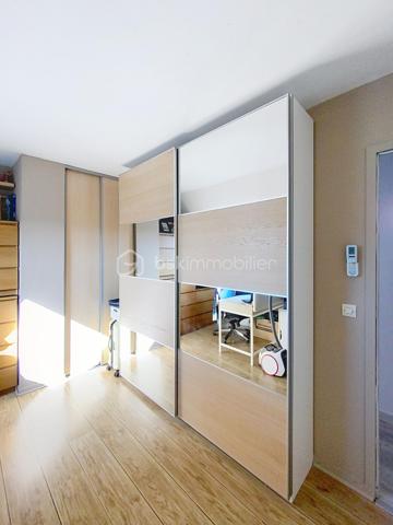 Charmante maison familiale de 95 m² à Saclas, à seulement 15 minutes d’Étampes

Située au cœur de la commune recherchée de Saclas, à proximité immédiate des commerces, écoles et commodités, cette agréable maison de 95,11 m² saura séduire les familles en quête de confort, de fonctionnalité et de qualité de vie.

Dès l'entrée, vous découvrirez un intérieur lumineux et parfaitement entretenu, où chaque espace a été pensé pour offrir bien-être et convivialité.

Au rez-de-chaussée, une entrée avec placards dessert une belle pièce de vie traversante baignée de lumière naturelle. Son poêle à bois apporte une atmosphère chaleureuse et cocooning, idéale pour les soirées d'hiver. La cuisine indépendante, entièrement aménagée et équipée, offre un accès direct à la terrasse et s'accompagne d'un cellier/buanderie très pratique. Un WC indépendant complète ce niveau.

À l'étage, un palier distribue quatre chambres lumineuses ainsi qu'une élégante salle d'eau rénovée avec WC, ne nécessitant aucun travaux.

Construite avec des matériaux de qualité, cette maison bénéficie d'excellentes performances énergétiques et d'un confort optimal grâce à ses menuiseries performantes, son isolation soignée et son système de chauffage économique.

À l'extérieur, vous profiterez d'une agréable terrasse exposée plein sud, parfaite pour les repas en famille ou entre amis, ainsi que d'un jardin clos facile d'entretien. Un abri de jardin et une place de stationnement privative viennent compléter l'ensemble, avec la possibilité de stationner un second véhicule devant la maison.

Les atouts qui font la différence :

* Excellent classement énergétique (DPE C)
* Pompe à chaleur récente
* Poêle à bois
* Double vitrage
* Fibre optique
* Tout-à-l'égout
* Faible taxe foncière
* Maison parfaitement entretenue, aucun gros travaux à prévoir

Une belle opportunité pour ceux qui recherchent un cadre de vie agréable, au calme, tout en restant proche des principaux axes et des commodités.

À visiter sans tarder !