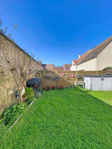 Charmante maison familiale de 95 m² à Saclas, à seulement 15 minutes d’Étampes

Située au cœur de la commune recherchée de Saclas, à proximité immédiate des commerces, écoles et commodités, cette agréable maison de 95,11 m² saura séduire les familles en quête de confort, de fonctionnalité et de qualité de vie.

Dès l'entrée, vous découvrirez un intérieur lumineux et parfaitement entretenu, où chaque espace a été pensé pour offrir bien-être et convivialité.

Au rez-de-chaussée, une entrée avec placards dessert une belle pièce de vie traversante baignée de lumière naturelle. Son poêle à bois apporte une atmosphère chaleureuse et cocooning, idéale pour les soirées d'hiver. La cuisine indépendante, entièrement aménagée et équipée, offre un accès direct à la terrasse et s'accompagne d'un cellier/buanderie très pratique. Un WC indépendant complète ce niveau.

À l'étage, un palier distribue quatre chambres lumineuses ainsi qu'une élégante salle d'eau rénovée avec WC, ne nécessitant aucun travaux.

Construite avec des matériaux de qualité, cette maison bénéficie d'excellentes performances énergétiques et d'un confort optimal grâce à ses menuiseries performantes, son isolation soignée et son système de chauffage économique.

À l'extérieur, vous profiterez d'une agréable terrasse exposée plein sud, parfaite pour les repas en famille ou entre amis, ainsi que d'un jardin clos facile d'entretien. Un abri de jardin et une place de stationnement privative viennent compléter l'ensemble, avec la possibilité de stationner un second véhicule devant la maison.

Les atouts qui font la différence :

* Excellent classement énergétique (DPE C)
* Pompe à chaleur récente
* Poêle à bois
* Double vitrage
* Fibre optique
* Tout-à-l'égout
* Faible taxe foncière
* Maison parfaitement entretenue, aucun gros travaux à prévoir

Une belle opportunité pour ceux qui recherchent un cadre de vie agréable, au calme, tout en restant proche des principaux axes et des commodités.

À visiter sans tarder !