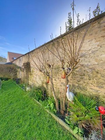 Charmante maison familiale de 95 m² à Saclas, à seulement 15 minutes d’Étampes

Située au cœur de la commune recherchée de Saclas, à proximité immédiate des commerces, écoles et commodités, cette agréable maison de 95,11 m² saura séduire les familles en quête de confort, de fonctionnalité et de qualité de vie.

Dès l'entrée, vous découvrirez un intérieur lumineux et parfaitement entretenu, où chaque espace a été pensé pour offrir bien-être et convivialité.

Au rez-de-chaussée, une entrée avec placards dessert une belle pièce de vie traversante baignée de lumière naturelle. Son poêle à bois apporte une atmosphère chaleureuse et cocooning, idéale pour les soirées d'hiver. La cuisine indépendante, entièrement aménagée et équipée, offre un accès direct à la terrasse et s'accompagne d'un cellier/buanderie très pratique. Un WC indépendant complète ce niveau.

À l'étage, un palier distribue quatre chambres lumineuses ainsi qu'une élégante salle d'eau rénovée avec WC, ne nécessitant aucun travaux.

Construite avec des matériaux de qualité, cette maison bénéficie d'excellentes performances énergétiques et d'un confort optimal grâce à ses menuiseries performantes, son isolation soignée et son système de chauffage économique.

À l'extérieur, vous profiterez d'une agréable terrasse exposée plein sud, parfaite pour les repas en famille ou entre amis, ainsi que d'un jardin clos facile d'entretien. Un abri de jardin et une place de stationnement privative viennent compléter l'ensemble, avec la possibilité de stationner un second véhicule devant la maison.

Les atouts qui font la différence :

* Excellent classement énergétique (DPE C)
* Pompe à chaleur récente
* Poêle à bois
* Double vitrage
* Fibre optique
* Tout-à-l'égout
* Faible taxe foncière
* Maison parfaitement entretenue, aucun gros travaux à prévoir

Une belle opportunité pour ceux qui recherchent un cadre de vie agréable, au calme, tout en restant proche des principaux axes et des commodités.

À visiter sans tarder !