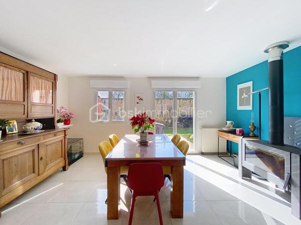 Charmante maison familiale de 95 m² à Saclas, à seulement 15 minutes d’Étampes

Située au cœur de la commune recherchée de Saclas, à proximité immédiate des commerces, écoles et commodités, cette agréable maison de 95,11 m² saura séduire les familles en quête de confort, de fonctionnalité et de qualité de vie.

Dès l'entrée, vous découvrirez un intérieur lumineux et parfaitement entretenu, où chaque espace a été pensé pour offrir bien-être et convivialité.

Au rez-de-chaussée, une entrée avec placards dessert une belle pièce de vie traversante baignée de lumière naturelle. Son poêle à bois apporte une atmosphère chaleureuse et cocooning, idéale pour les soirées d'hiver. La cuisine indépendante, entièrement aménagée et équipée, offre un accès direct à la terrasse et s'accompagne d'un cellier/buanderie très pratique. Un WC indépendant complète ce niveau.

À l'étage, un palier distribue quatre chambres lumineuses ainsi qu'une élégante salle d'eau rénovée avec WC, ne nécessitant aucun travaux.

Construite avec des matériaux de qualité, cette maison bénéficie d'excellentes performances énergétiques et d'un confort optimal grâce à ses menuiseries performantes, son isolation soignée et son système de chauffage économique.

À l'extérieur, vous profiterez d'une agréable terrasse exposée plein sud, parfaite pour les repas en famille ou entre amis, ainsi que d'un jardin clos facile d'entretien. Un abri de jardin et une place de stationnement privative viennent compléter l'ensemble, avec la possibilité de stationner un second véhicule devant la maison.

Les atouts qui font la différence :

* Excellent classement énergétique (DPE C)
* Pompe à chaleur récente
* Poêle à bois
* Double vitrage
* Fibre optique
* Tout-à-l'égout
* Faible taxe foncière
* Maison parfaitement entretenue, aucun gros travaux à prévoir

Une belle opportunité pour ceux qui recherchent un cadre de vie agréable, au calme, tout en restant proche des principaux axes et des commodités.

À visiter sans tarder !