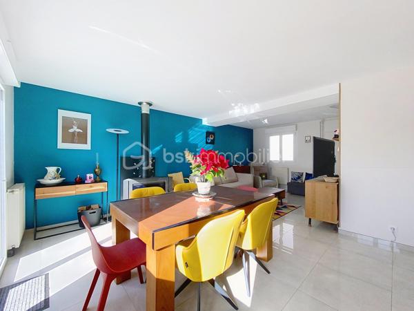 Charmante maison familiale de 95 m² à Saclas, à seulement 15 minutes d’Étampes

Située au cœur de la commune recherchée de Saclas, à proximité immédiate des commerces, écoles et commodités, cette agréable maison de 95,11 m² saura séduire les familles en quête de confort, de fonctionnalité et de qualité de vie.

Dès l'entrée, vous découvrirez un intérieur lumineux et parfaitement entretenu, où chaque espace a été pensé pour offrir bien-être et convivialité.

Au rez-de-chaussée, une entrée avec placards dessert une belle pièce de vie traversante baignée de lumière naturelle. Son poêle à bois apporte une atmosphère chaleureuse et cocooning, idéale pour les soirées d'hiver. La cuisine indépendante, entièrement aménagée et équipée, offre un accès direct à la terrasse et s'accompagne d'un cellier/buanderie très pratique. Un WC indépendant complète ce niveau.

À l'étage, un palier distribue quatre chambres lumineuses ainsi qu'une élégante salle d'eau rénovée avec WC, ne nécessitant aucun travaux.

Construite avec des matériaux de qualité, cette maison bénéficie d'excellentes performances énergétiques et d'un confort optimal grâce à ses menuiseries performantes, son isolation soignée et son système de chauffage économique.

À l'extérieur, vous profiterez d'une agréable terrasse exposée plein sud, parfaite pour les repas en famille ou entre amis, ainsi que d'un jardin clos facile d'entretien. Un abri de jardin et une place de stationnement privative viennent compléter l'ensemble, avec la possibilité de stationner un second véhicule devant la maison.

Les atouts qui font la différence :

* Excellent classement énergétique (DPE C)
* Pompe à chaleur récente
* Poêle à bois
* Double vitrage
* Fibre optique
* Tout-à-l'égout
* Faible taxe foncière
* Maison parfaitement entretenue, aucun gros travaux à prévoir

Une belle opportunité pour ceux qui recherchent un cadre de vie agréable, au calme, tout en restant proche des principaux axes et des commodités.

À visiter sans tarder !