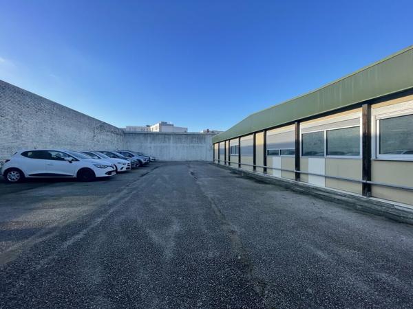 A LOUER - LE HAVRE - QUARTIER SUD - IMMEUBLE DE BUREAUX - 20 STATIONNEMENT PRIVATIFS