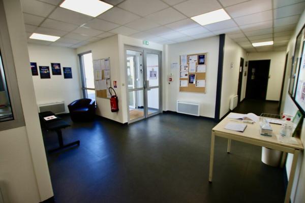 A LOUER - LE HAVRE - QUARTIER SUD - IMMEUBLE DE BUREAUX - 20 STATIONNEMENT PRIVATIFS