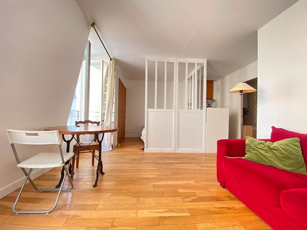 Studio au dernier étage avec ascenseur à Paris - Rare sur le marché !