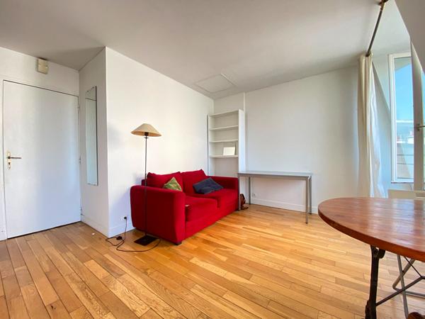 Studio au dernier étage avec ascenseur à Paris - Rare sur le marché !