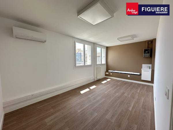 BUREAUX RÉNOVÉS À LOUER PROCHE DE LA GARE ROUTIÈRE