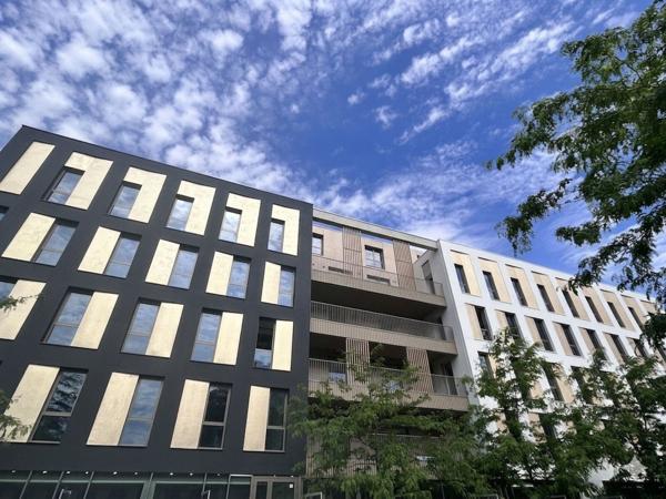 A VENDRE - A LOUER - MACON PROCHE CENTRE VILLE - bureaux neufs aux dernières normes environnementales avec balcons.