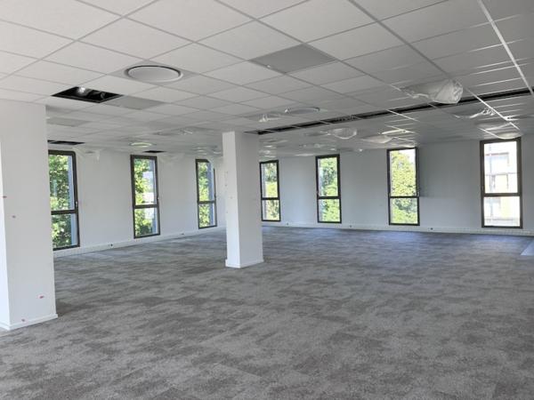 A VENDRE - A LOUER - MACON PROCHE CENTRE VILLE - bureaux neufs aux dernières normes environnementales avec balcons.
