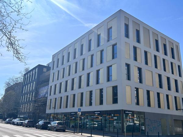 A VENDRE - A LOUER - MACON PROCHE CENTRE VILLE - bureaux neufs aux dernières normes environnementales avec balcons.