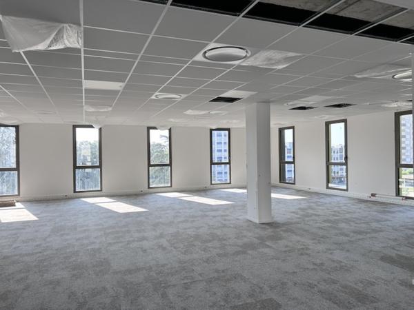 A VENDRE - A LOUER - MACON PROCHE CENTRE VILLE - bureaux neufs aux dernières normes environnementales avec balcons.