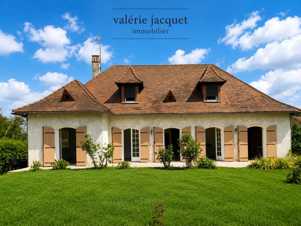 Maison familiale de 4 chambres avec vie de plain-pied – 3 150 m² de terrain – À 5 minutes à pied du centre-vil