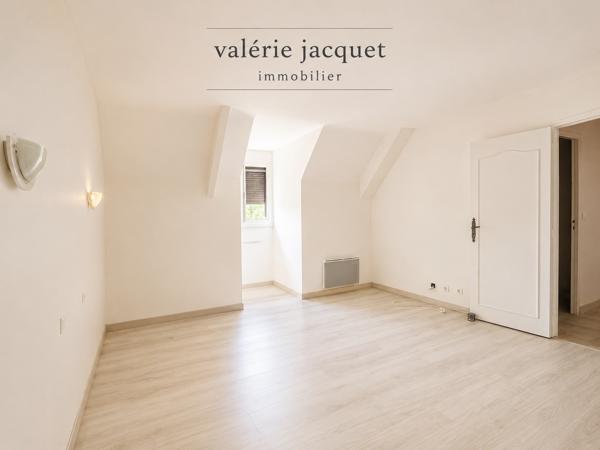 Maison familiale de 4 chambres avec vie de plain-pied – 3 150 m² de terrain – À 5 minutes à pied du centre-vil