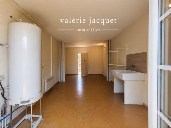 Maison familiale de 4 chambres avec vie de plain-pied – 3 150 m² de terrain – À 5 minutes à pied du centre-vil