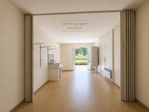 Maison familiale de 4 chambres avec vie de plain-pied – 3 150 m² de terrain – À 5 minutes à pied du centre-vil