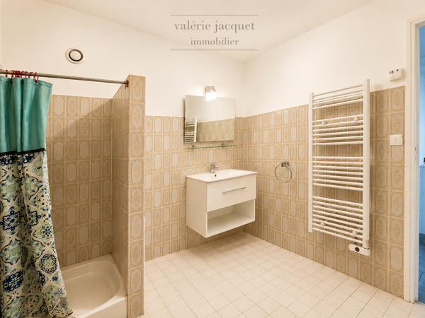 Maison familiale de 4 chambres avec vie de plain-pied – 3 150 m² de terrain – À 5 minutes à pied du centre-vil